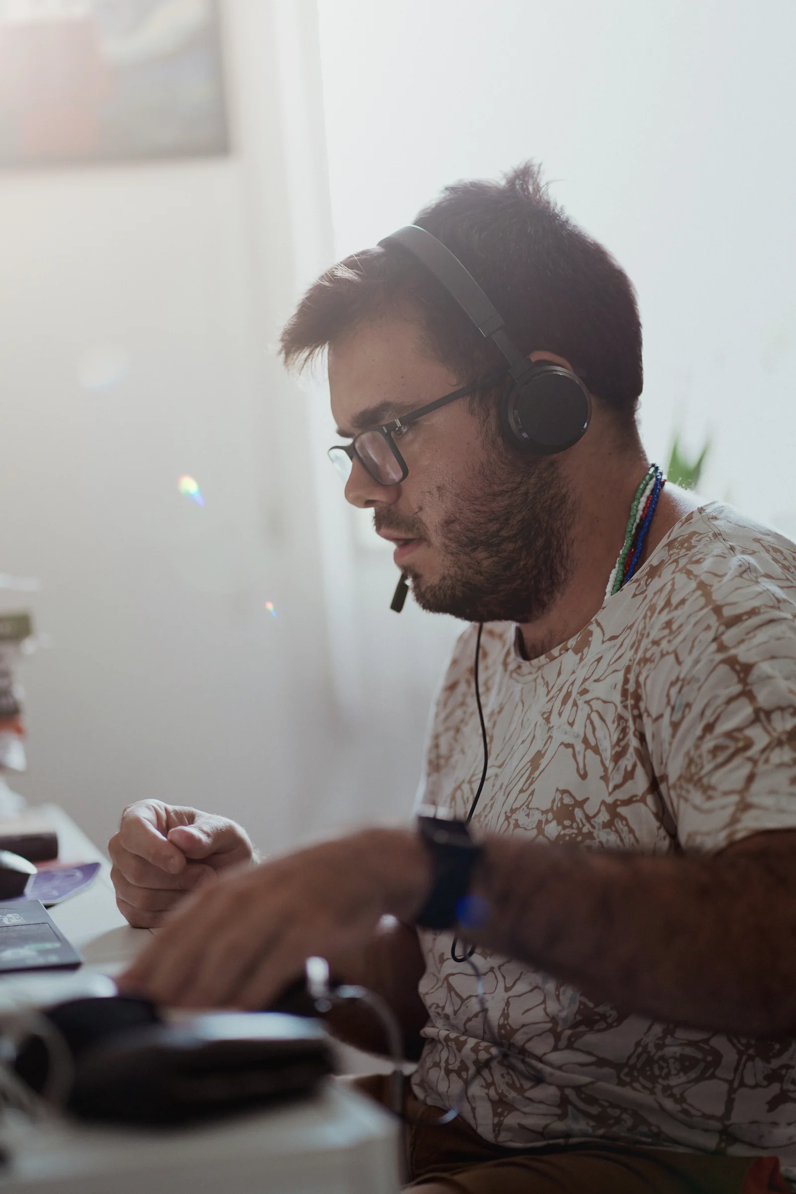 Support agent with a headset working at his computer